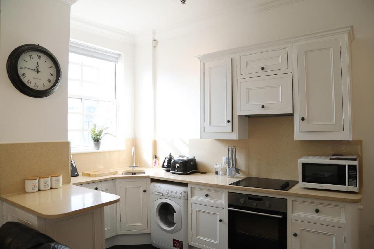 Letting Serviced Apartments - Guards View, Windsor Zewnętrze zdjęcie